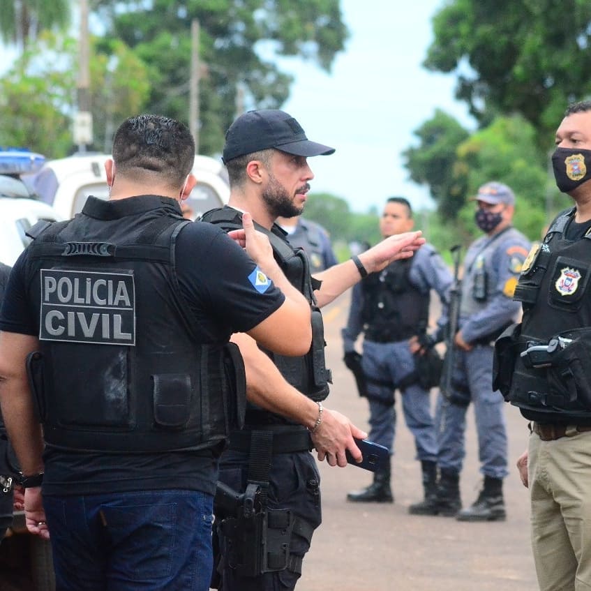 Delegado Maurício coordenando operação policial