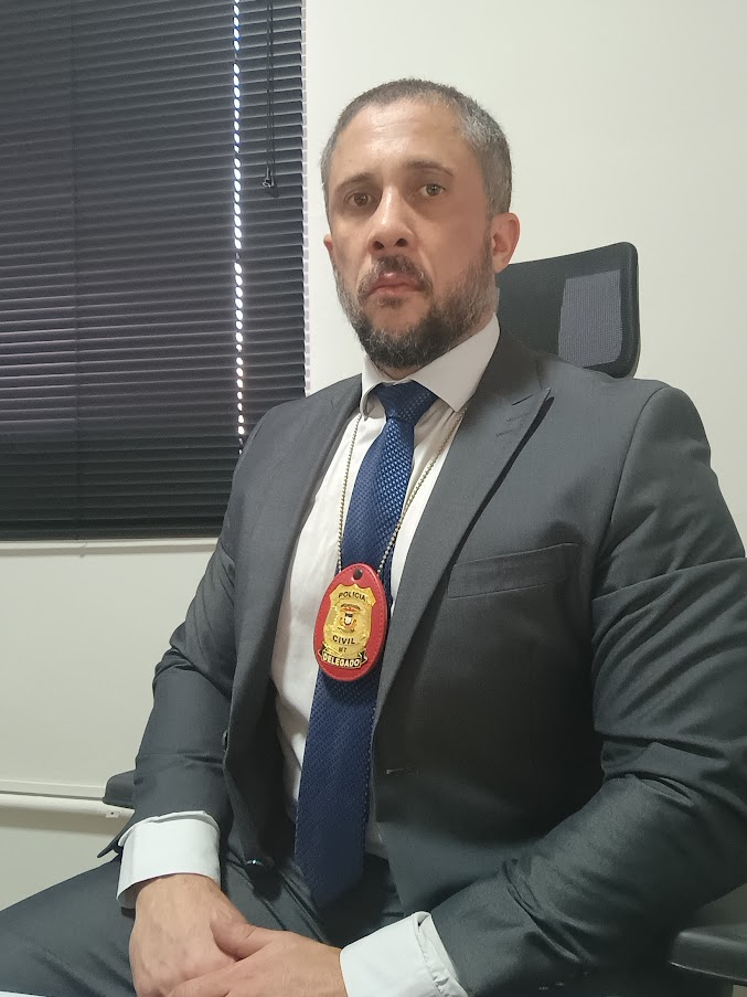 Delegado Maurício - terno e distintivo